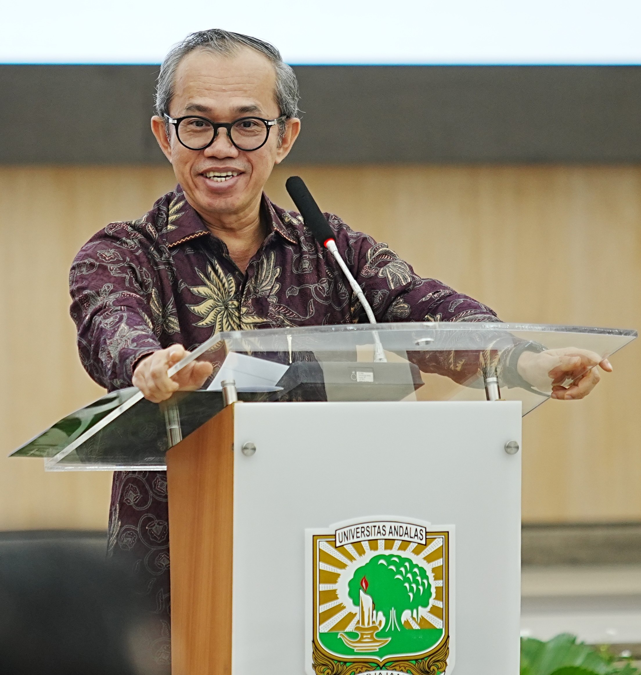 Rektor UNAND menyampaikan arahan pada Rapat Kerja UNAND Tahun 2026